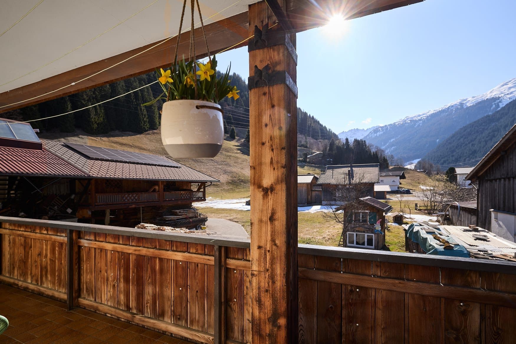 Blick vom Holzbalkon des Landhaus Angelika über Gaschurn auf die Berge