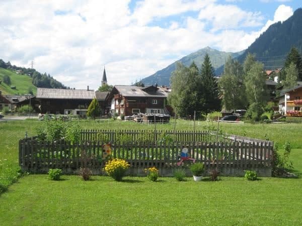 Liebevoll gestalteter Garten des Landhaus Angelika im Sommer