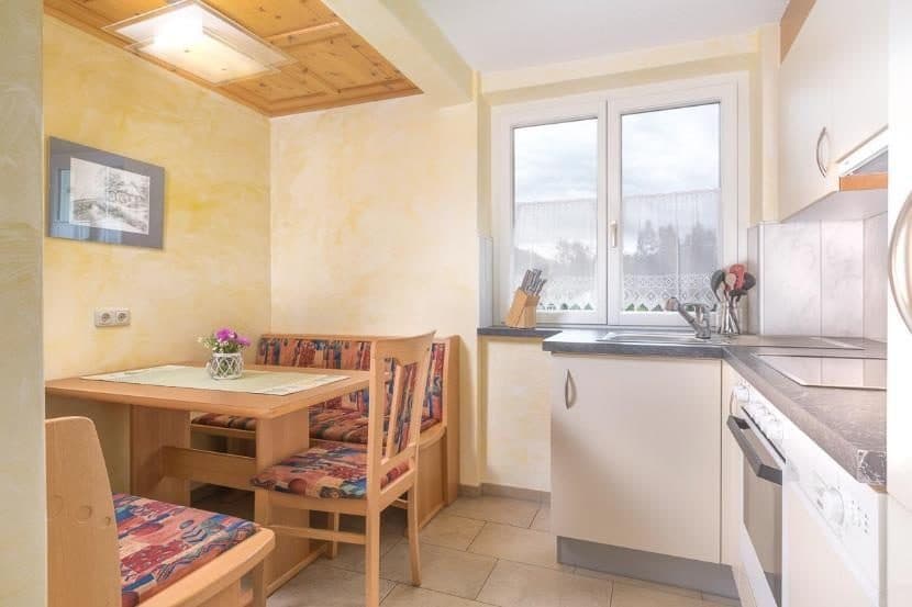 Top ausgestattete Küche mit Essplatz in der Ferienwohnung